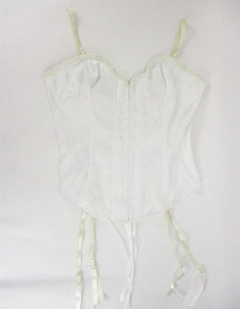 Σέξι λευκός κορσές με πέρλες, βολάν, στρινγκ και ζαρτιέρες!